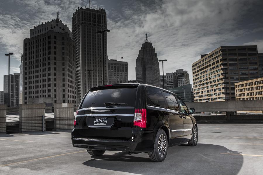  Chrysler Town & Country S 2013 года  (фото 9 из 12)